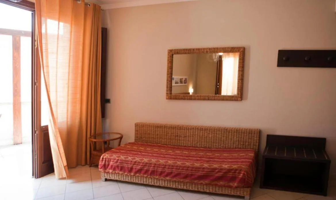 Insula Hotel فافينانا