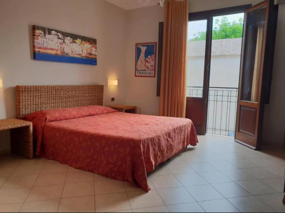 Insula Hotel فافينانا