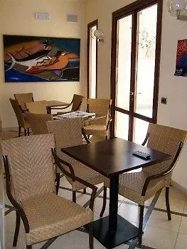 Insula Hotel فافينانا
