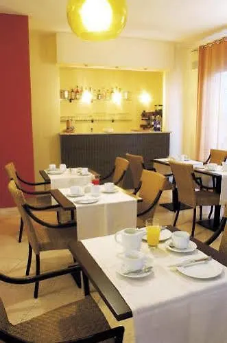 Insula Hotel فافينانا
